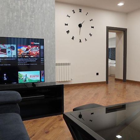 Lovely, Newly Remodeled Apartment In Yerevan! Extérieur photo